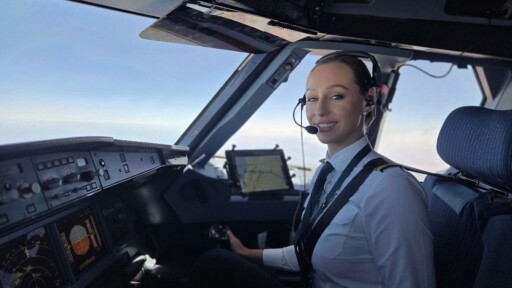 Airline pilot NikolSafinová in the cockpit