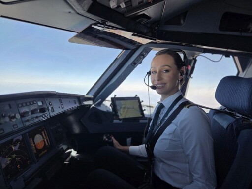 Airline pilot NikolSafinová in the cockpit