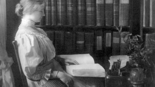 Helen Keller reading Braille, c. 1907. Photo: Unknown author / Library of Congress / Wikimedia Commons, public domain Source: https://commons.wikimedia.org/wiki/Helen_Keller#/media/File:Helen_Keller15.jpg