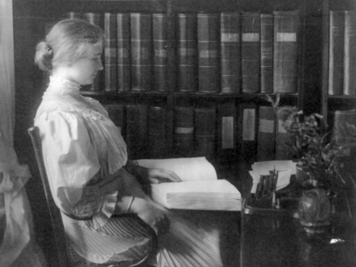 Helen Keller reading Braille, c. 1907. Photo: Unknown author / Library of Congress / Wikimedia Commons, public domain Source: https://commons.wikimedia.org/wiki/Helen_Keller#/media/File:Helen_Keller15.jpg