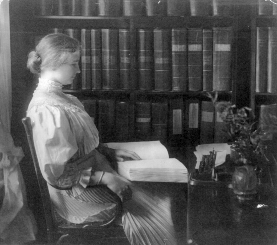 Helen Keller reading Braille, c. 1907. Photo: Unknown author / Library of Congress / Wikimedia Commons, public domain Source: https://commons.wikimedia.org/wiki/Helen_Keller#/media/File:Helen_Keller15.jpg